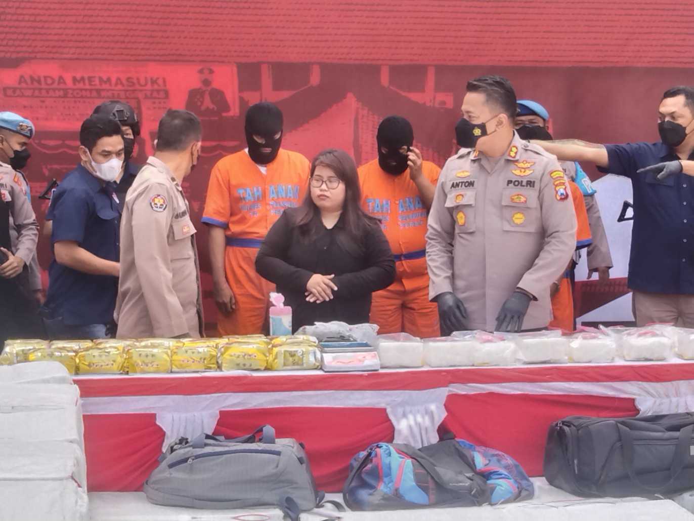 Kapolres Tanjung Perak pamerkan Barang bukti dan tiga pelakunya 