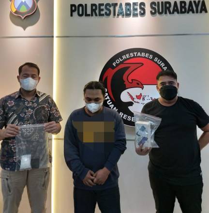 Pengedar sabu dan Petugas pamerkan barang bukti 