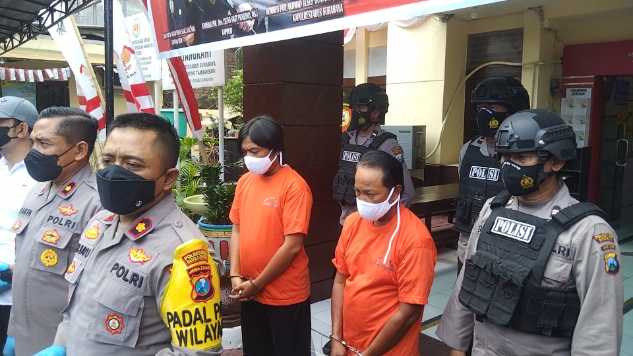 Kapolsek dan Kasubag Humas pamerkan dua pelaku judi