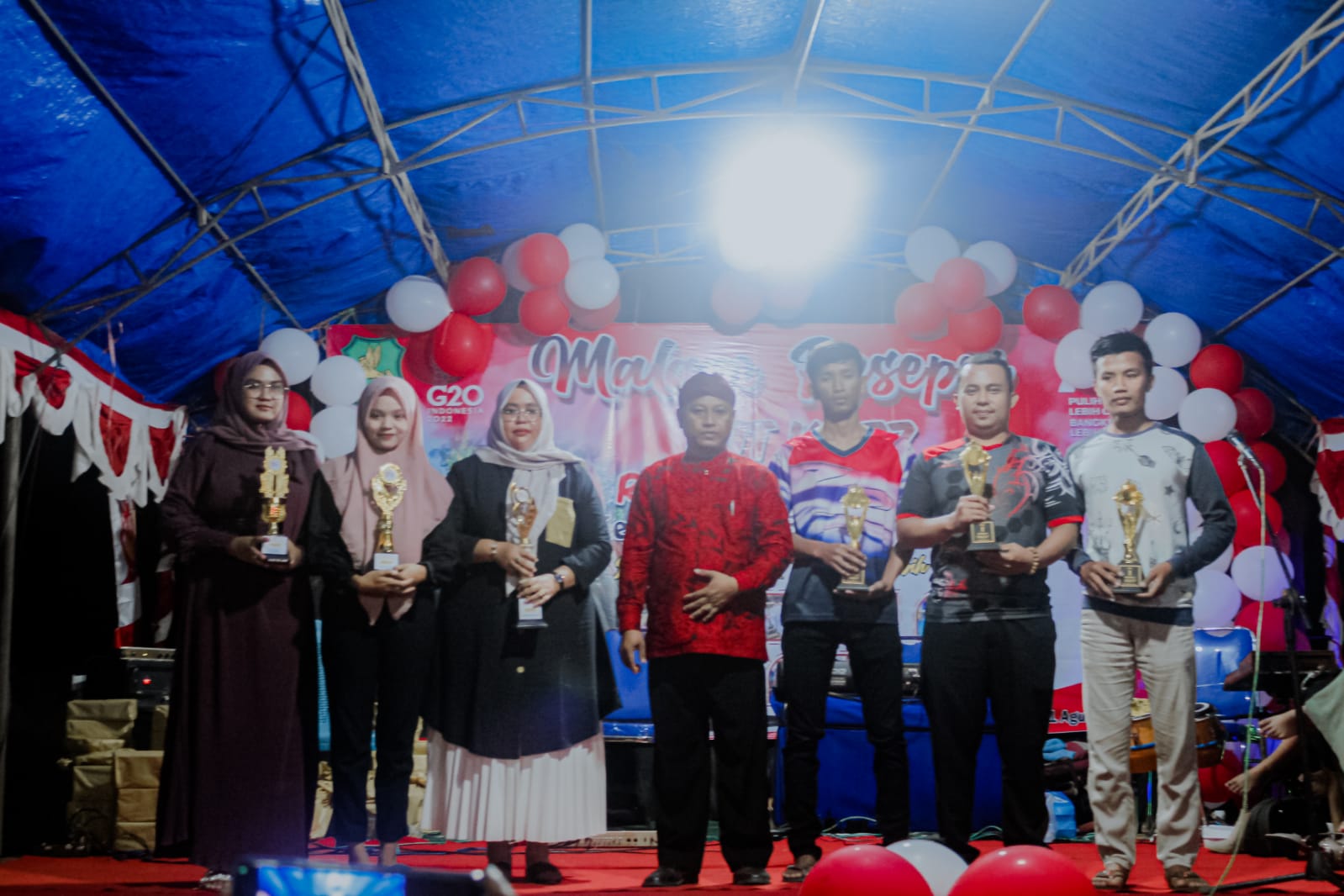 Kepala Desa Batang Batang Daya Terima Trofi dan Piagam Penghargaan