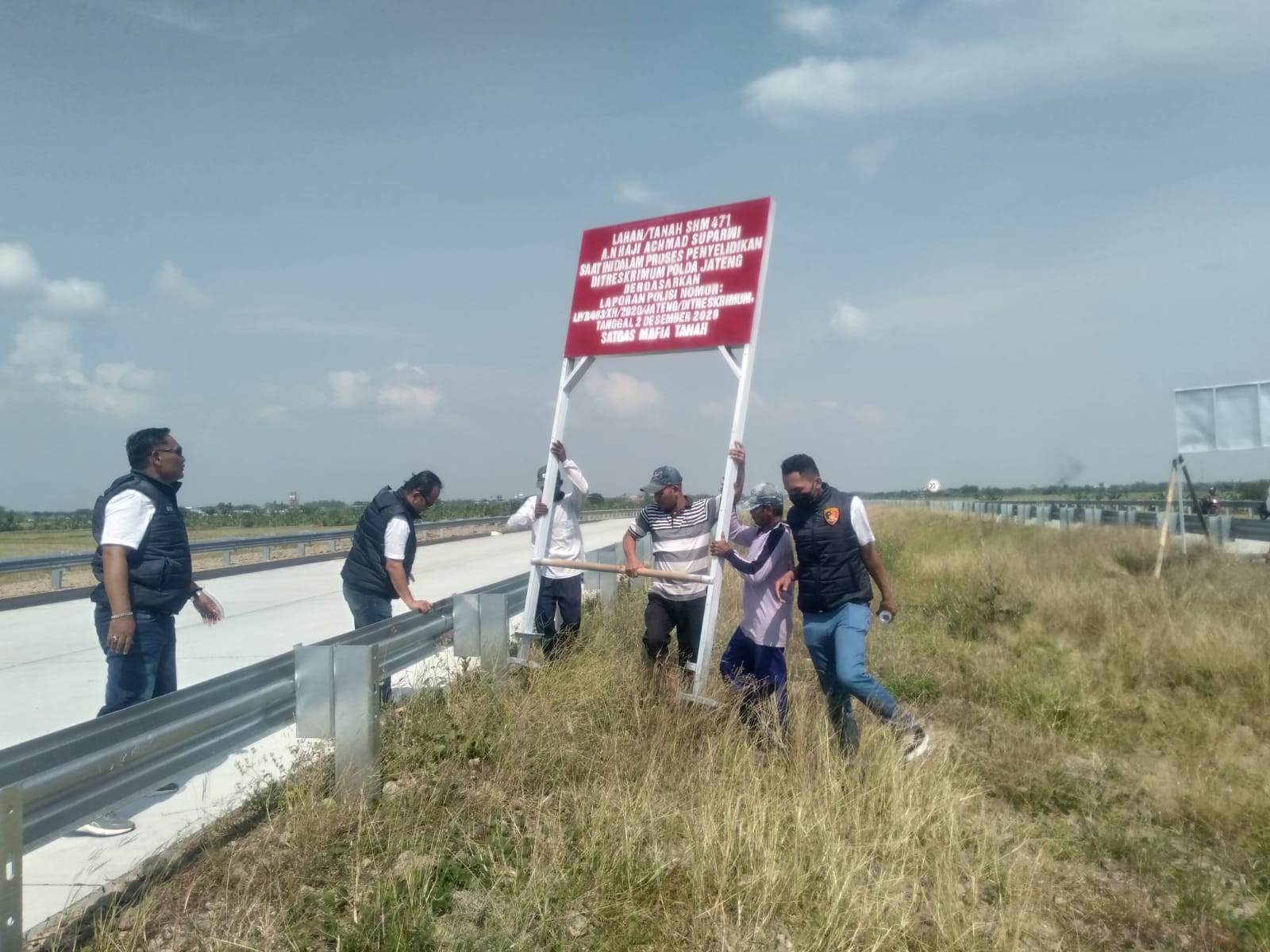 Tim Satgas Mafia Tanah Ditreskrimum Polda Jateng memasang plang 
