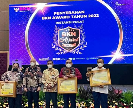 Penyerahan penghargaan dalam BKN Award tahun 2022. 