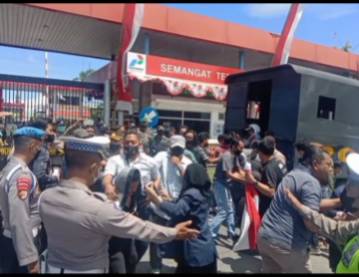 Demo Mahasiswa di Sampang 