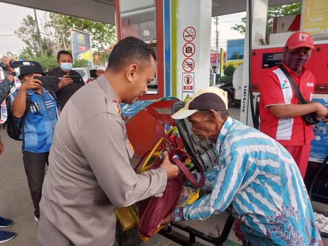 Pembagian paket sembako di Polres Sampang