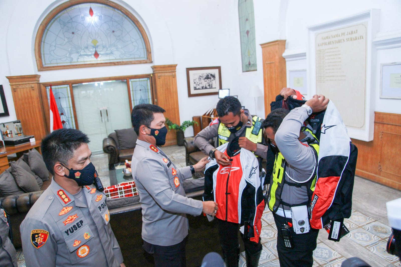 Kapolda Jatim Irjen Nico Afinta memberikan penghargaan kepada anggota Satlantas di Surabaya