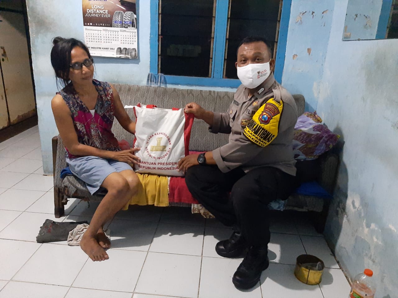 Cak Bhabin Polsek Simokerto bagi Sembako