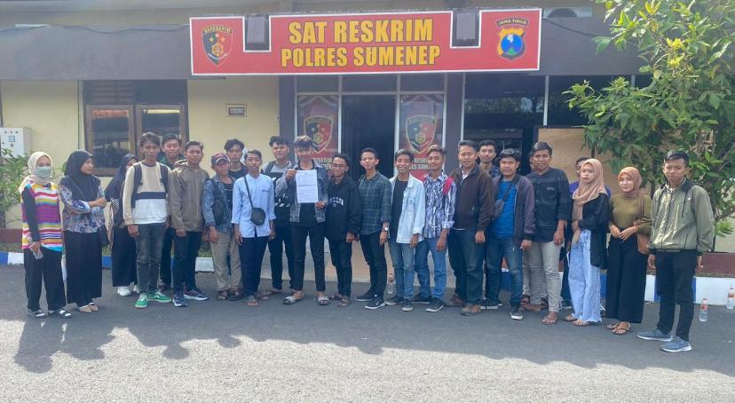 Mahasiswa Sumenep saat membuat laporan Polisi