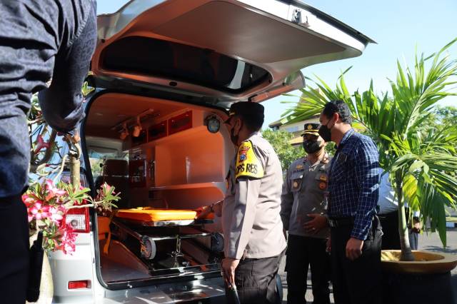 Kapolres Sampang tinjau bantuan mobil ambulance 