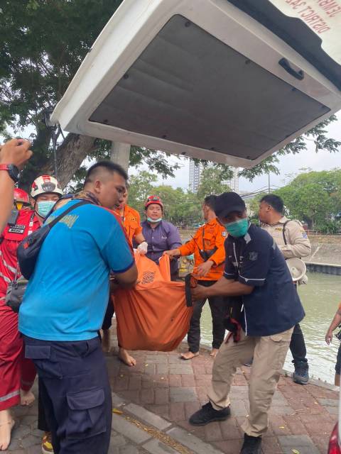 Korban meninggal di Kali Jagir saat dievakuasi petugas