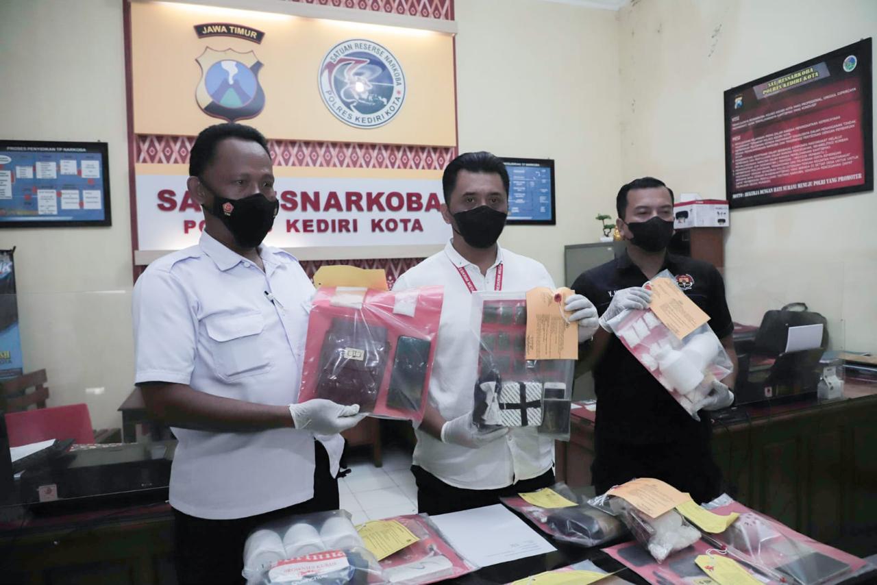 Anggota Polres Kediri kota pamerkan barang bukti narkoba