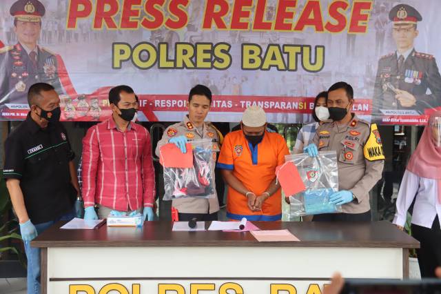 Kapolres Batu pamerkan Ayah pelaku cabul terhadap anaknya