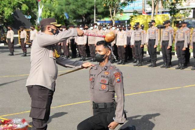 Kapolres Sampang siram air bunga ke polisi muda