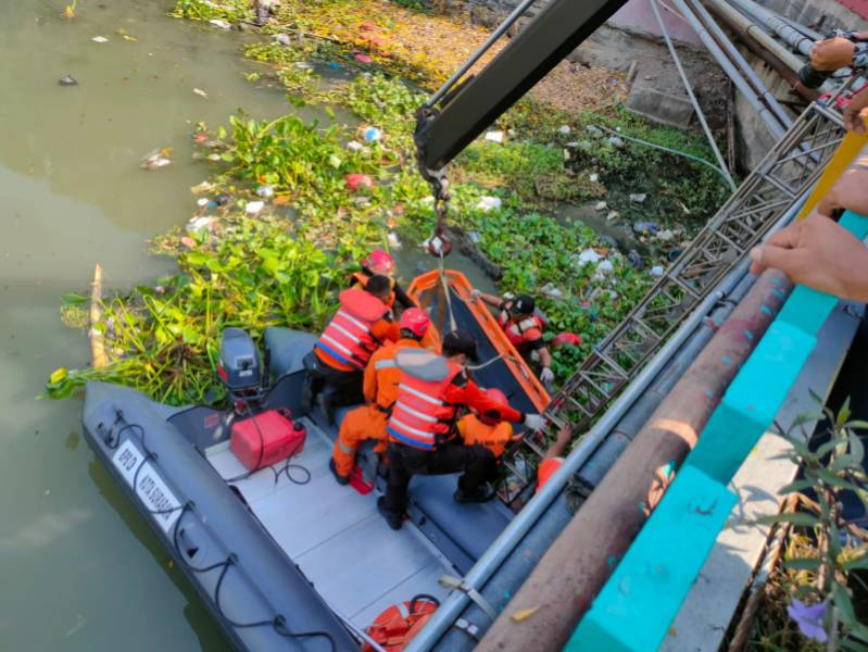 Petugas saat evakuasi mayat di jembatan Sawunggaling Surabaya