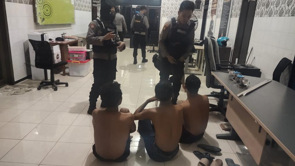 Anggota pencak silat yang diamankan polisi yang terlibat aksi tawuran