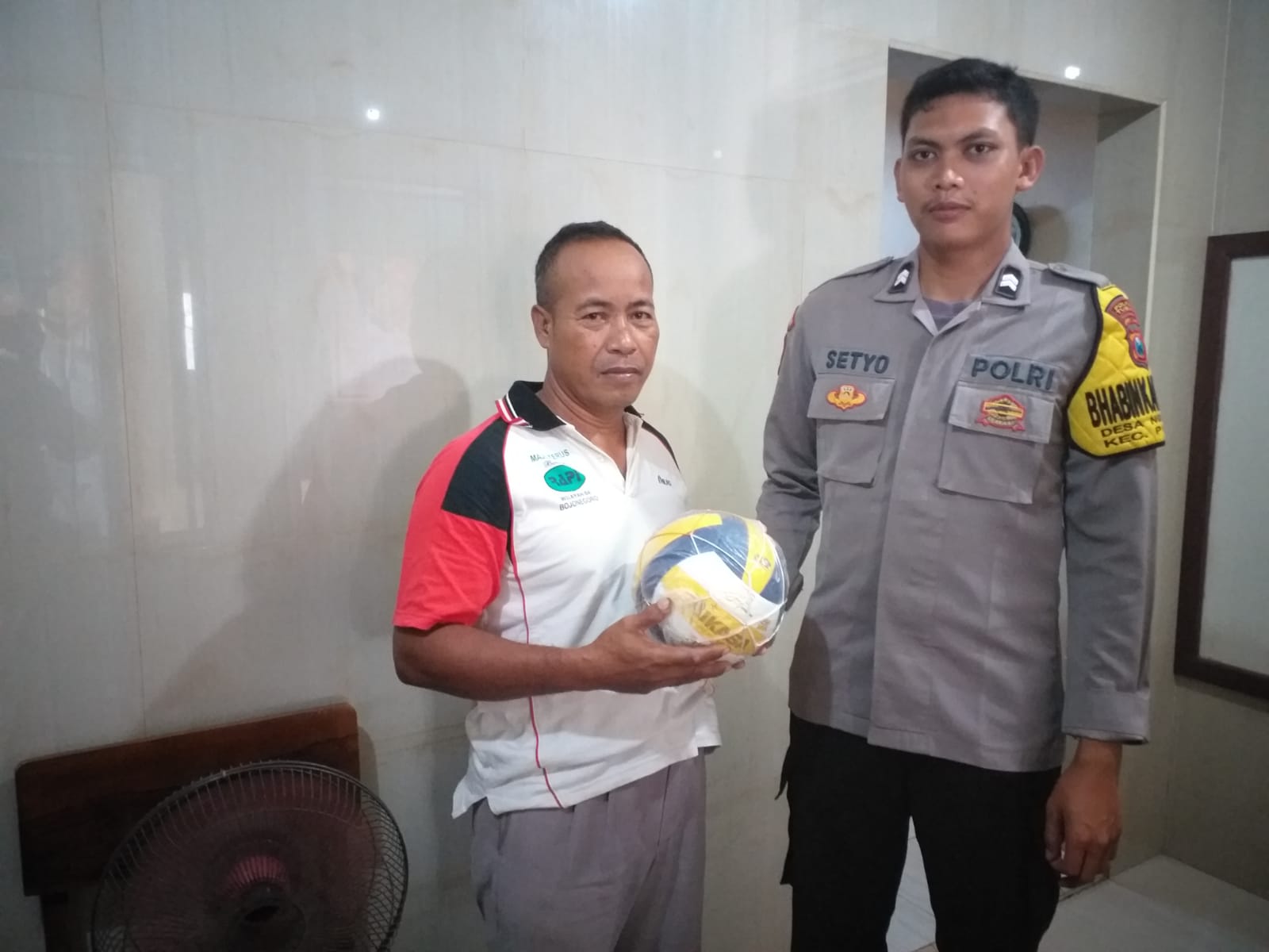 Babinkamtibmas Desa Ngimbang Berikan Sarana Olahraga 