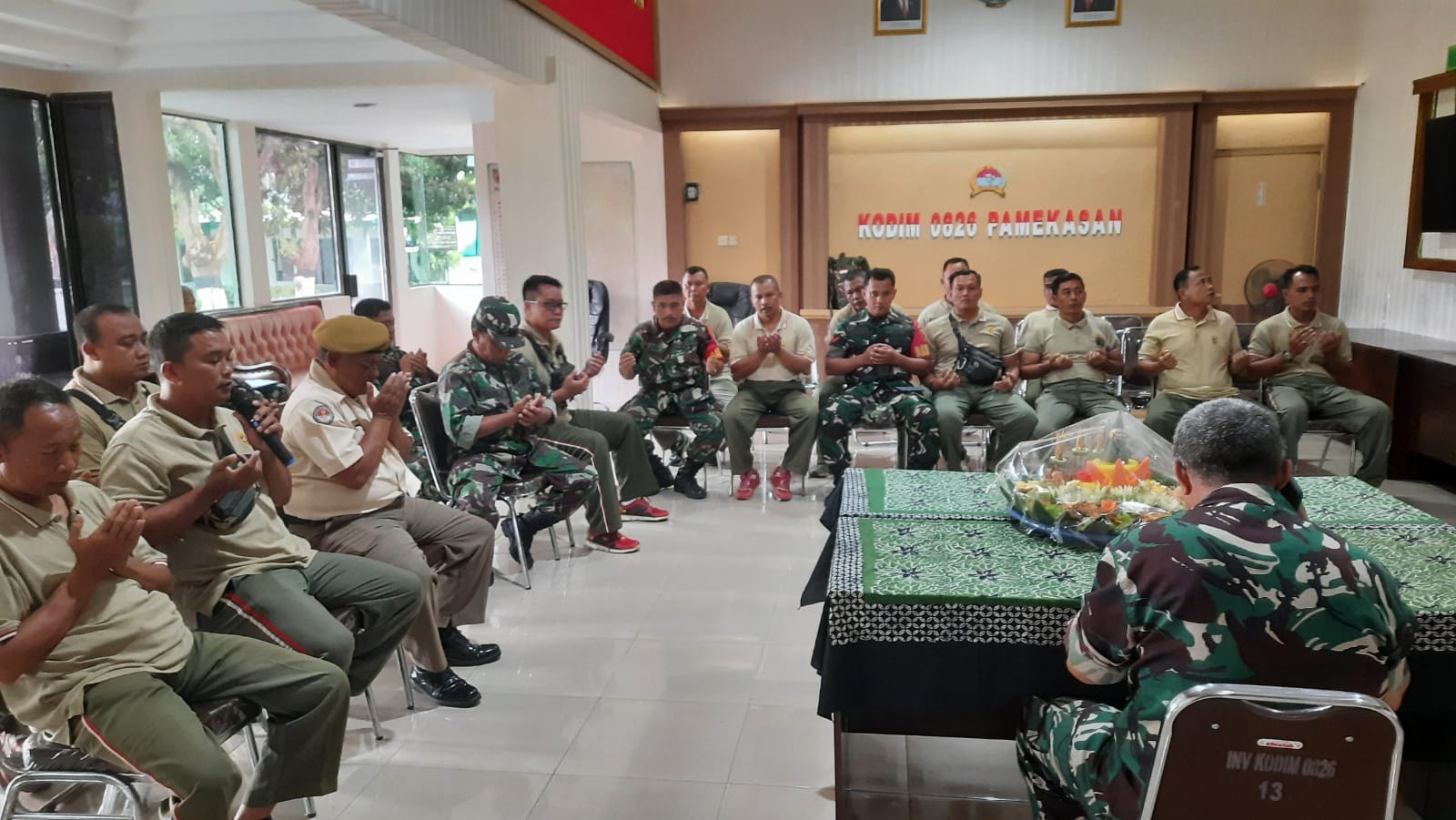 Tumpengan Untuk Anggota Kodim 0826 Pamekasan