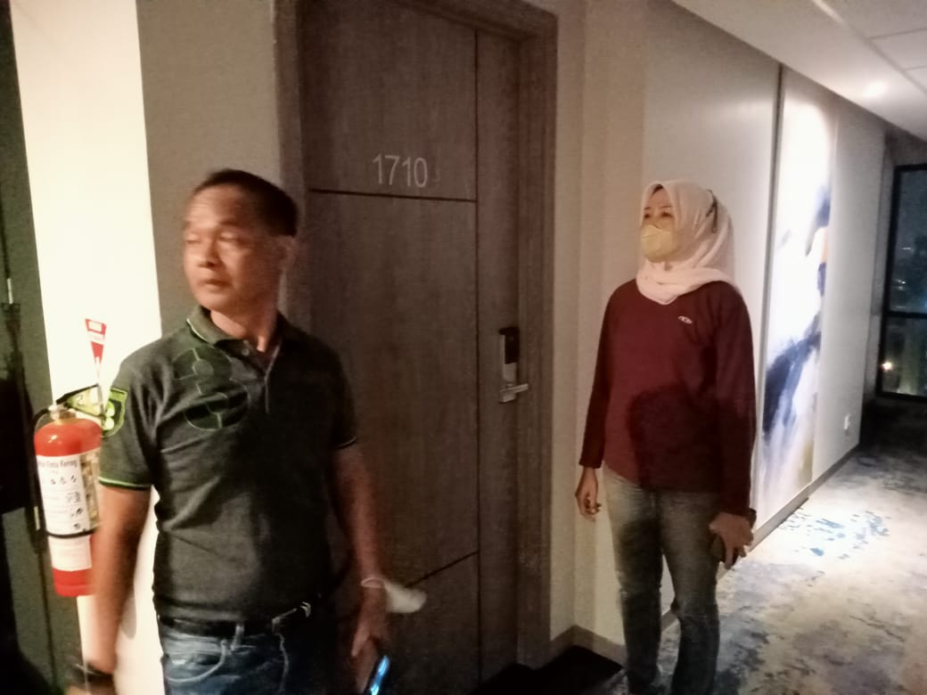 Petugas unit PPA Polrestabes Surabaya mendatangi lokasi hotel diduga tempat pembuatan video