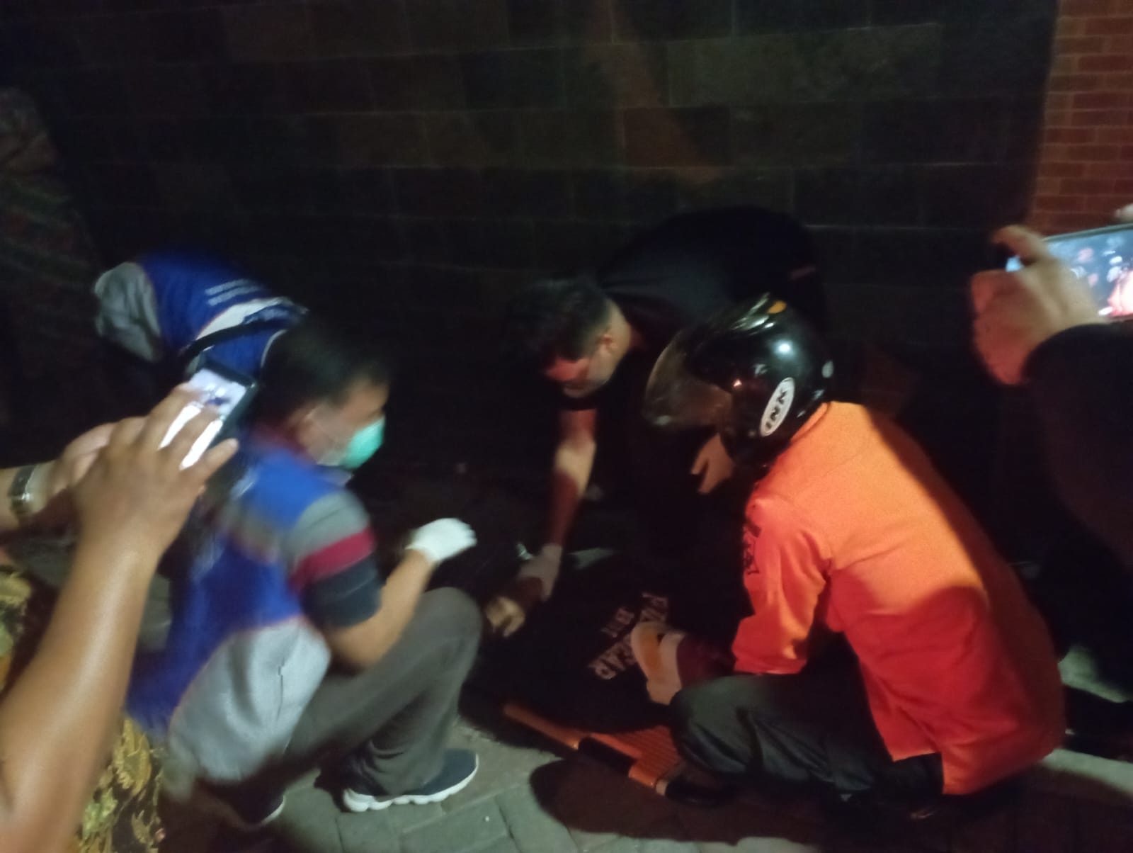 Pelaku jambret saat diamankan warga dan petugas