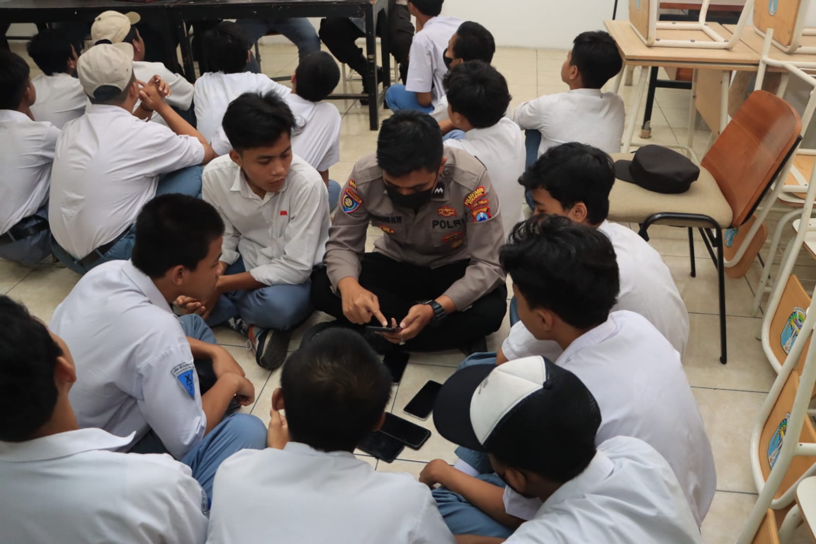 Razia HP SMK 7 Surabaya