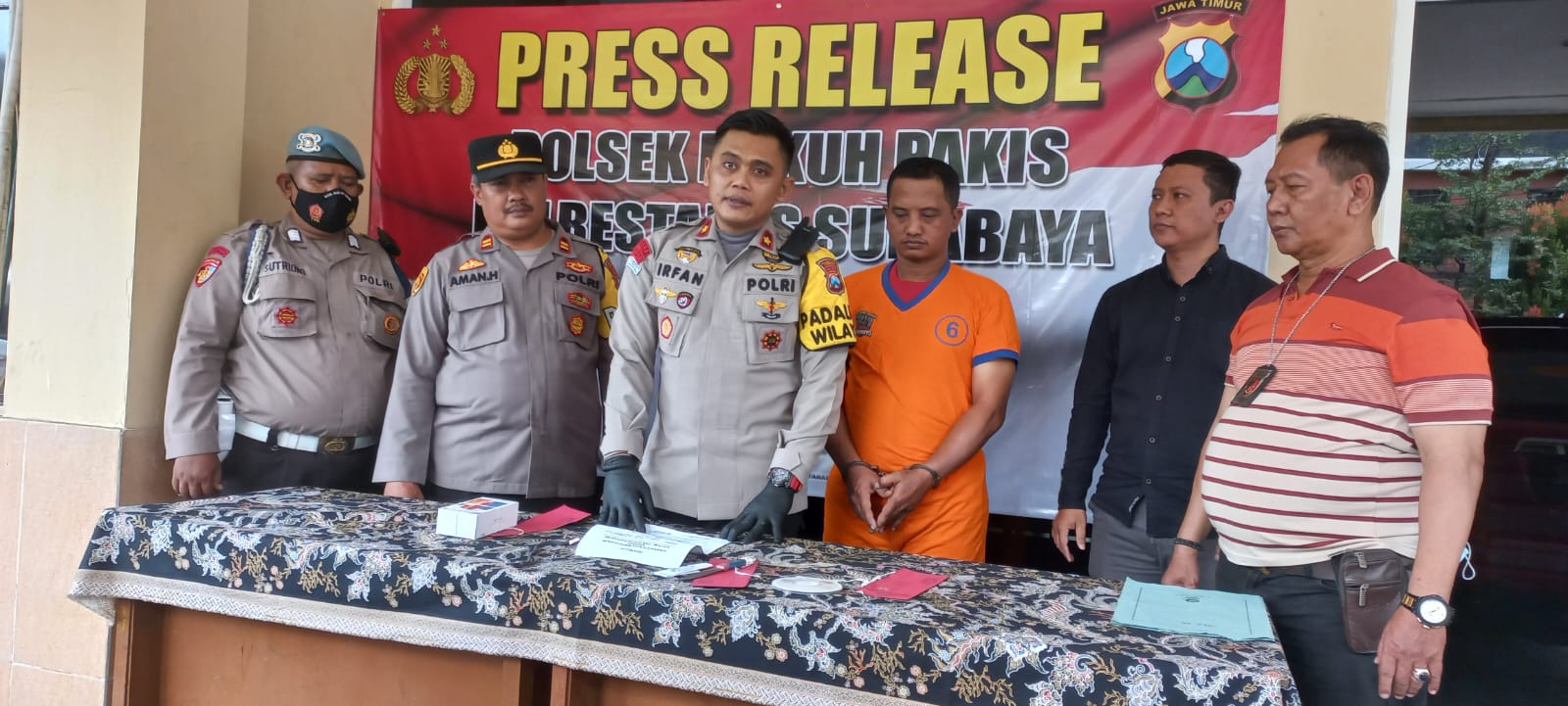 Kapolsek Dukuh Pakis pamerkan pelaku perampasan HP