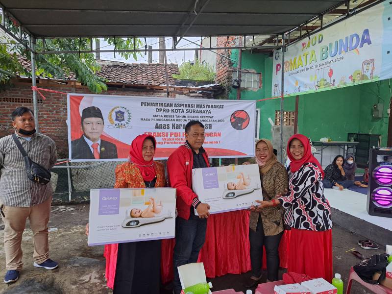 Anas Karno bagikan timbangan bayi ke Pos Yandu