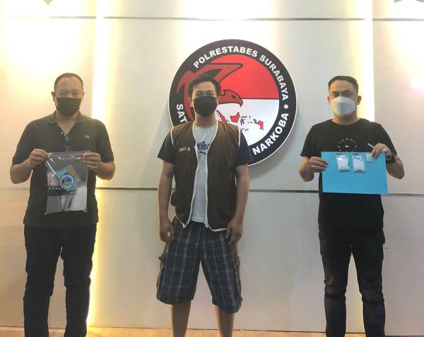 Ojol pengedar sabu yang dibekuk Polisi Surabaya