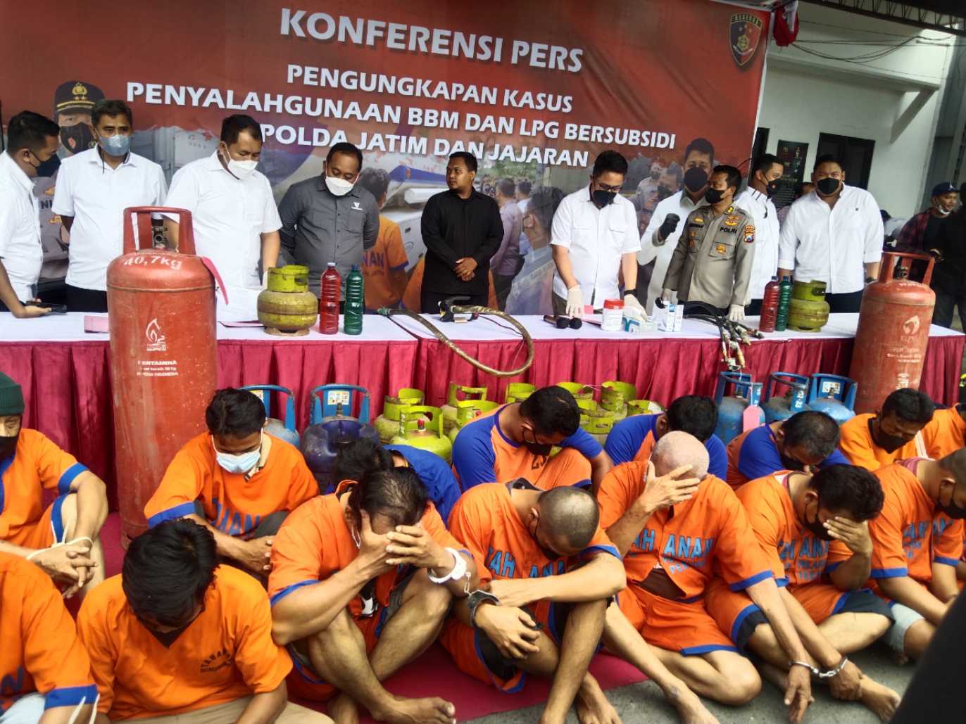 Puluhan tersangka BBM ilegal di Polda Jatim