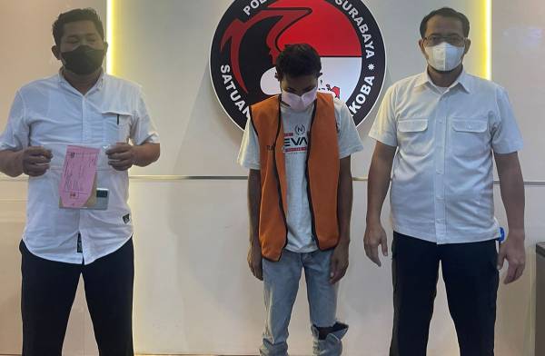 Pelaku Tengah Diapit Petugas 