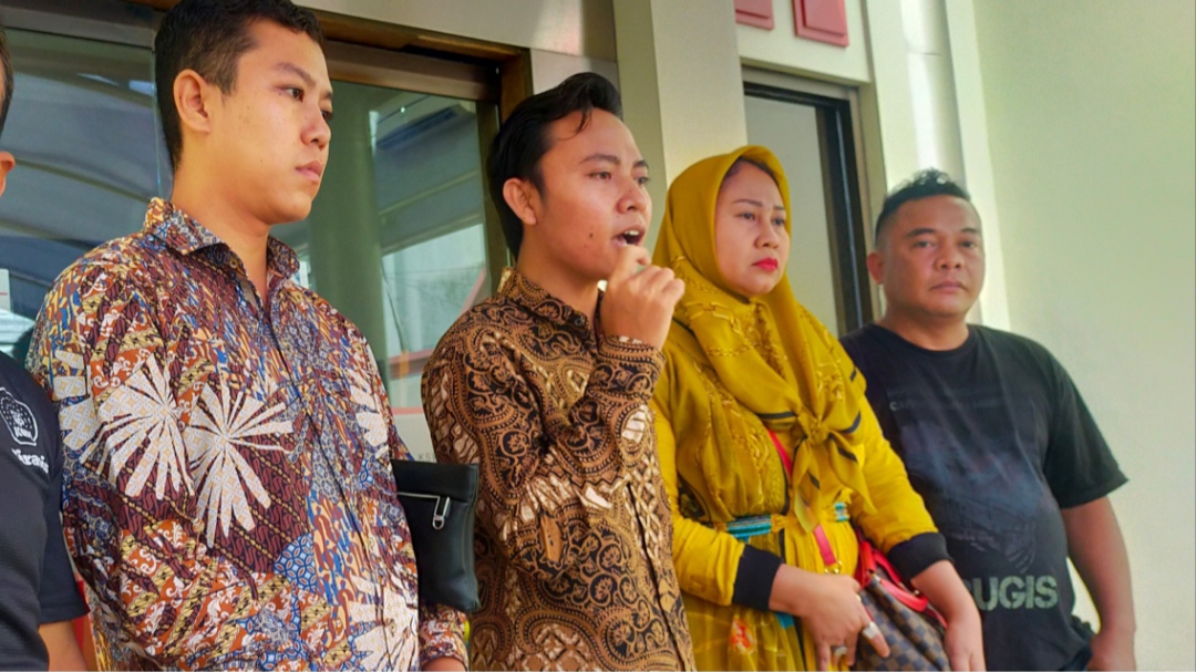 Nasabah dan Oase Law Firm saat mendatangi KSP di Kecamatan Rogojampi, Banyuwangi
