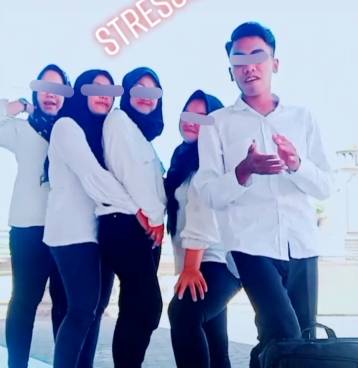 empat perempuan dan satu laki-laki, konten di masjid