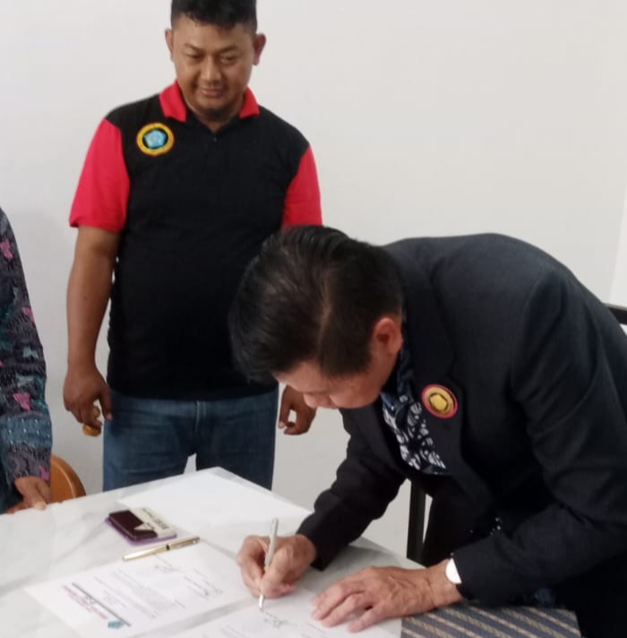 Ketua Umum PJI Hartanto Boechori menandatangani langsung fisik Surat Keputusan