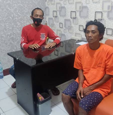 Pencuri kabel saat menjalani pemeriksaan di Polsek Gubeng