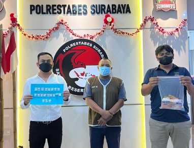 Pelaku penjual sabu diapit Polisi Surabaya