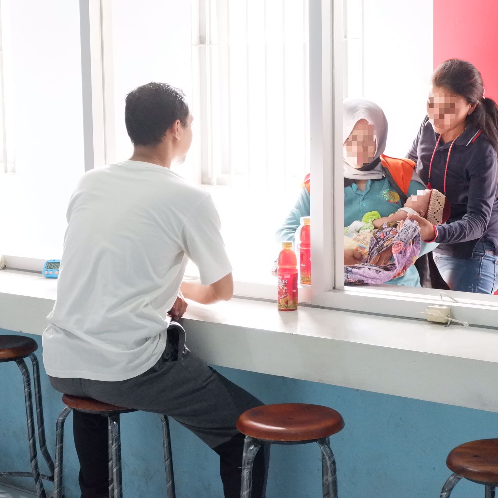 Bayi Napi Rutan Perempuan Bertemu Sang Ayah