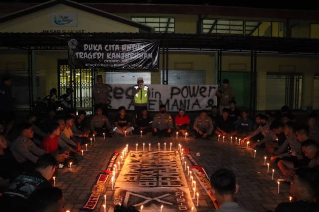 Doa bersama untuk korban Aremania dari Sampang Madura