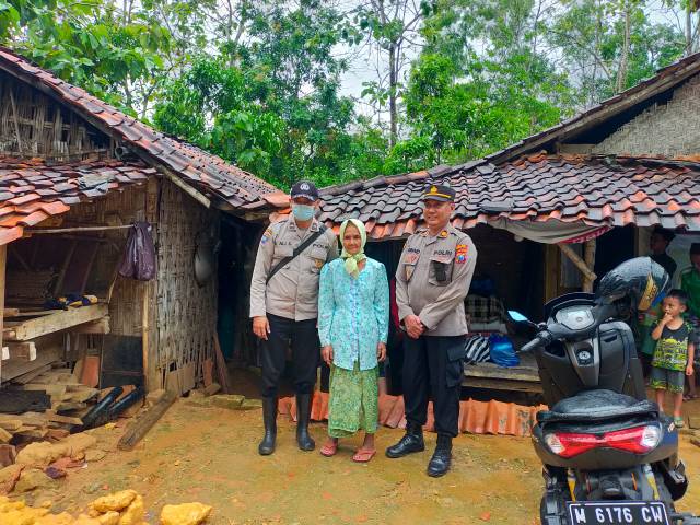 Nenek Pusia dan Anggota Polsek Pamekasan 
