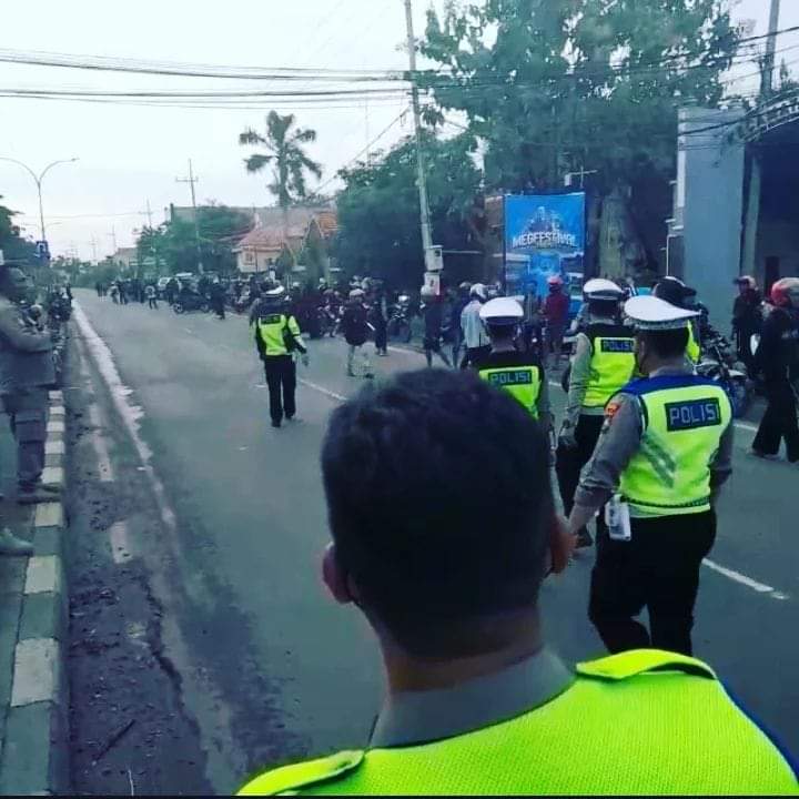 Polisi melakukan Pengamanan bentrok pencak silat di Lamongan