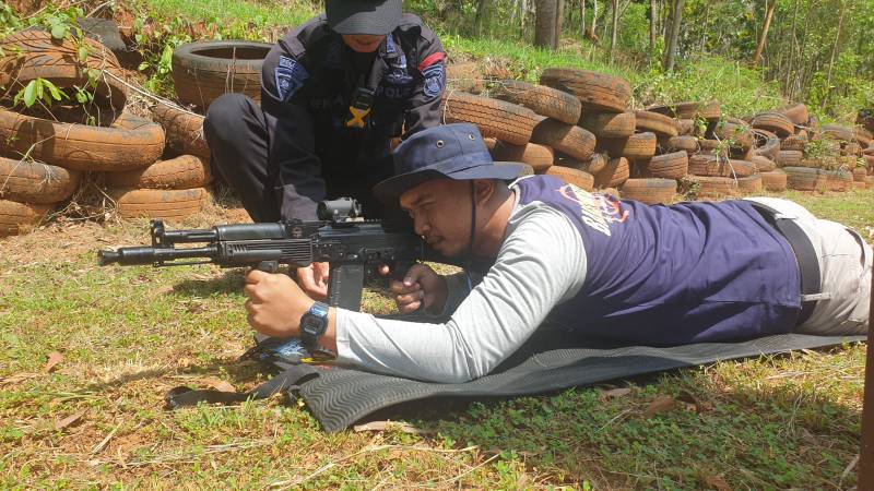 Latihan Menembak dengan Bapas Kelas II Pamekasan 