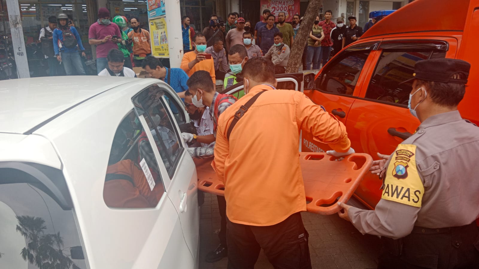 Petugas evakuasi korban meninggal dalam mobil