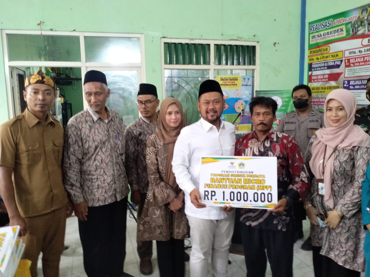 Bupati Gresik Fandi Akhmad Yani bersama Ketua Baznas Gresik Muhammad Mujib dan Kades Gredek M Bahrul Ghofar saat menyerahkan bantuan kepada masyarakat kurang mampu.