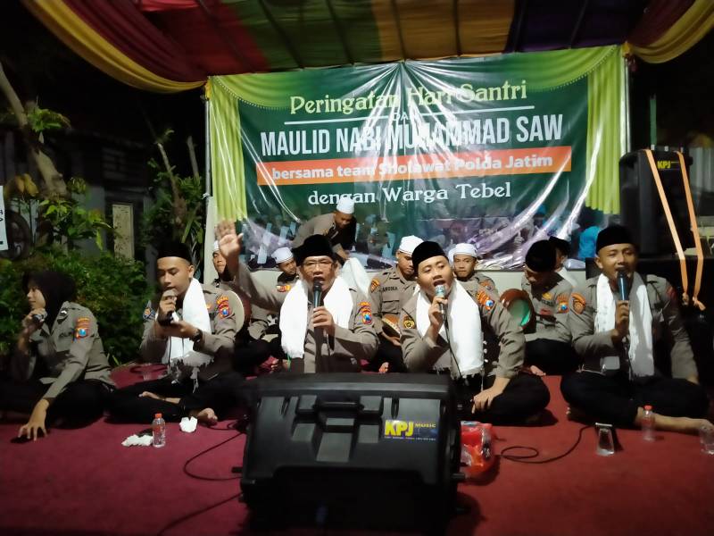 Personil Hadrah Polda Jatim Saat Gelar Sholawat 