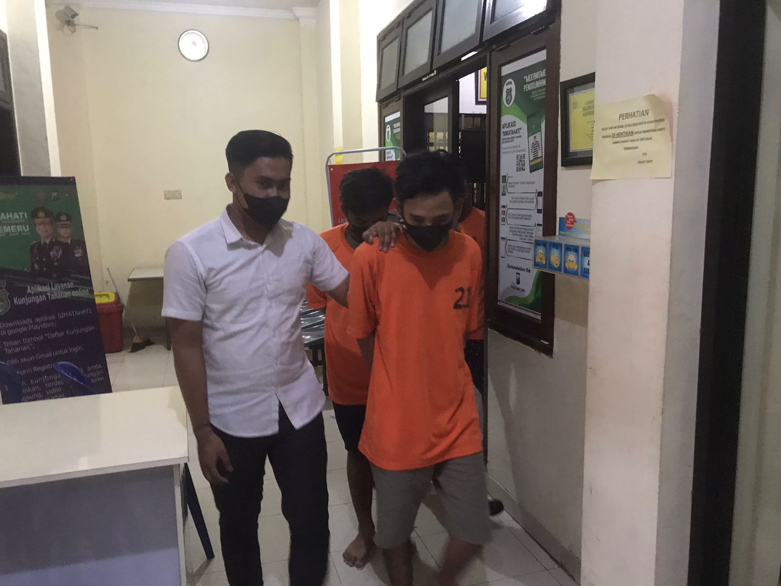 Pelaku bobol sekolahan di Mojokerto saat digelandang polisi