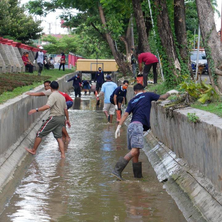 kegiatan bersih-bersih sungai dan saluran air di Pamekasan