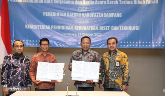 Bupati Sampang H. Slamet Junaidi menandatangani nota kerjasama 