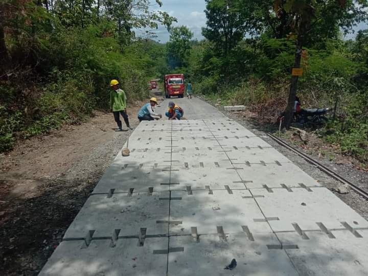 Jalan Beton di Desa Kawasan Hutan 
