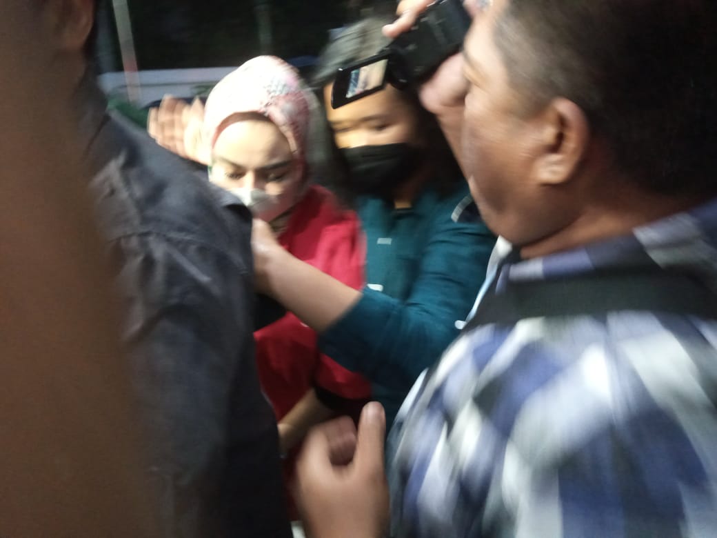 Selebgram Medina Zain Ditahan Kejari Perak Terkait Penipuan