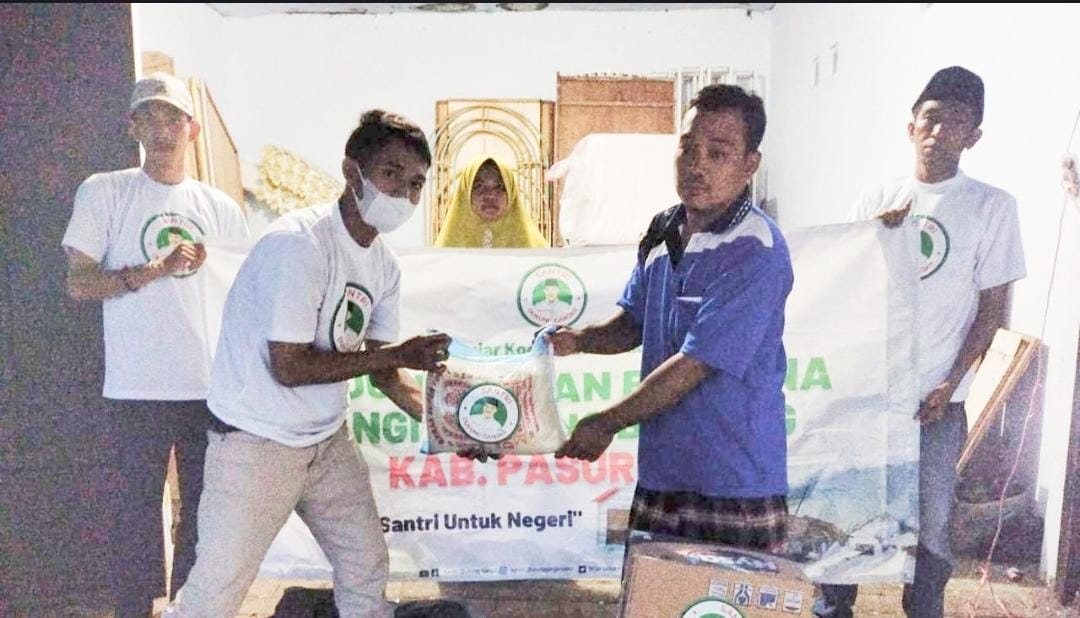 Relawan Santri Dukung Ganjar (SDG) memberikan bantuan untuk korban bencana alam