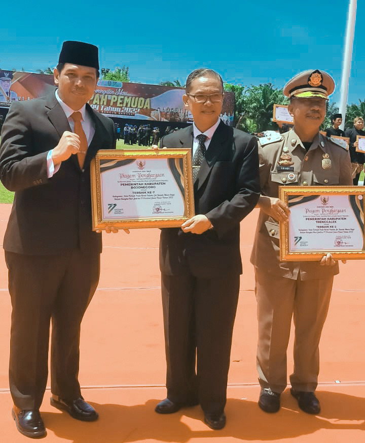 Penghargaan Penyelenggara Terbaik Kirab Pataka dari Gubernur Jatim