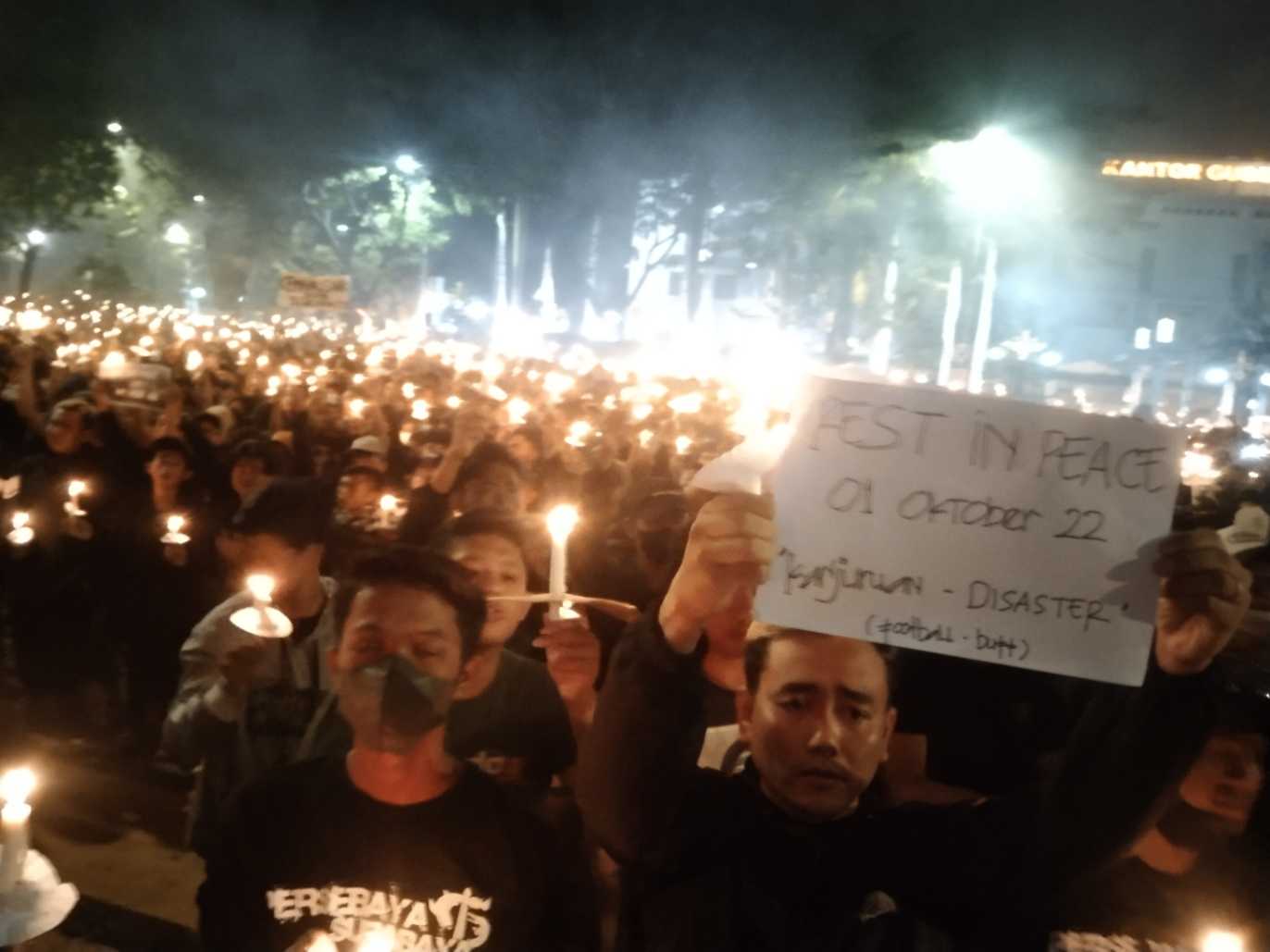 Doa bersama ribuan Bonek di Tugu Pahlawan Surabaya untuk korban Kanjuruhan Malang