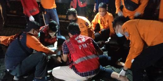 Korban saat dievakuasi Petugas 